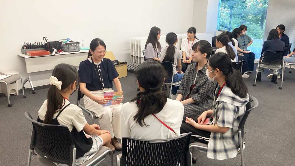 グループに分かれ、社員との交流や意見交換を行う見学会参加者