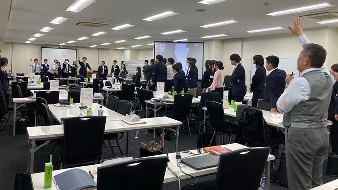 社員が参加する研修の様子。参加者同士が対話しながら学びや意見交換を行っている