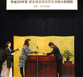 髙階恵美子厚生労働大臣政務官（左）から顕彰状を受け取る宮本洋石さん（右）