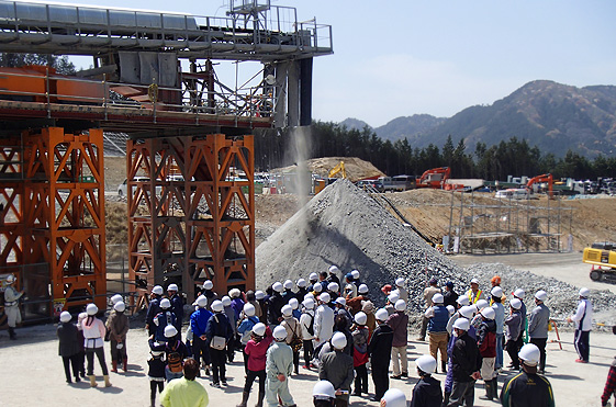 約1,400m先の切羽面で発生した土砂は連続ベルコン(ベルトコンベヤー)で運ばれ坑外へ